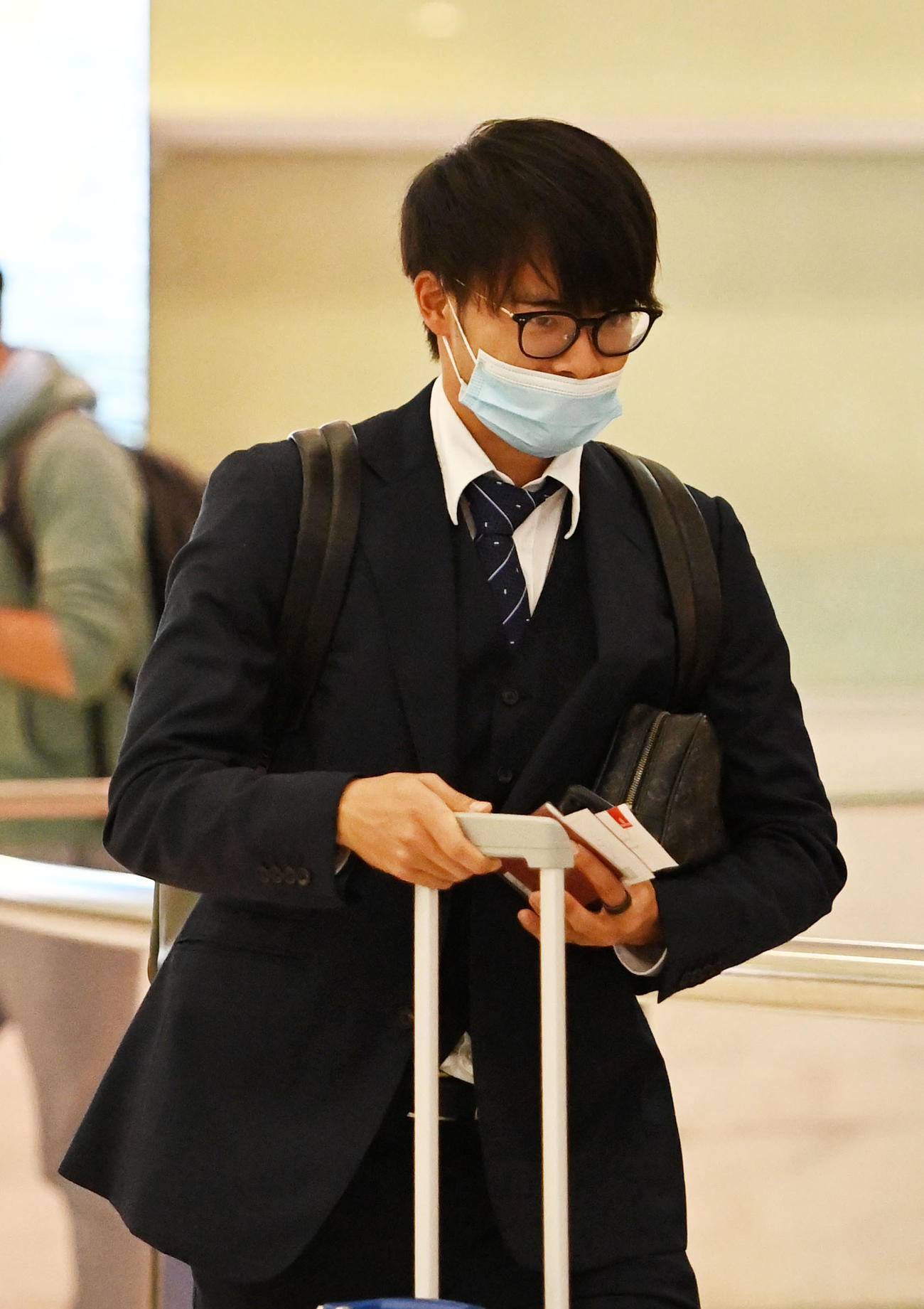 シドニー空港に到着した三笘（撮影・横山健太）