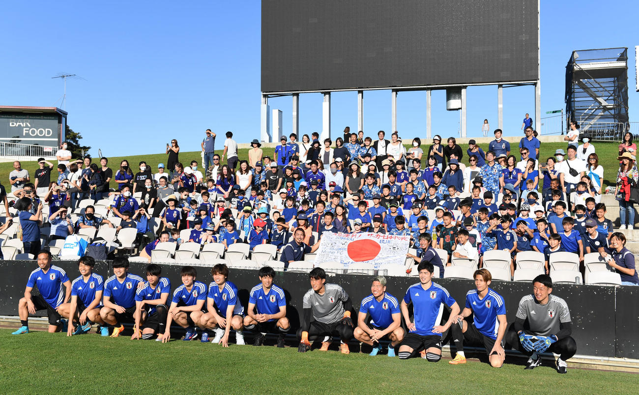 現地在住の日本人たちと笑顔で写真に納まる日本代表の選手たち（撮影・横山健太）