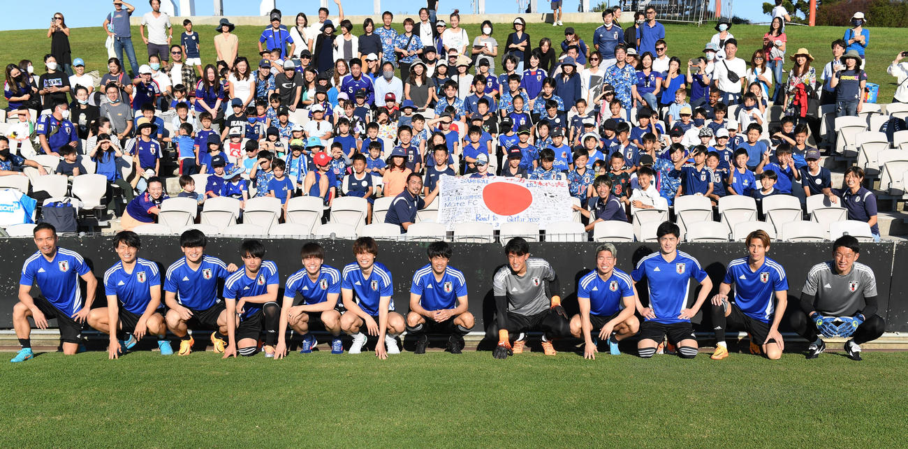 現地在住の日本人たちと笑顔で写真に納まる日本代表の選手たち（撮影・横山健太）