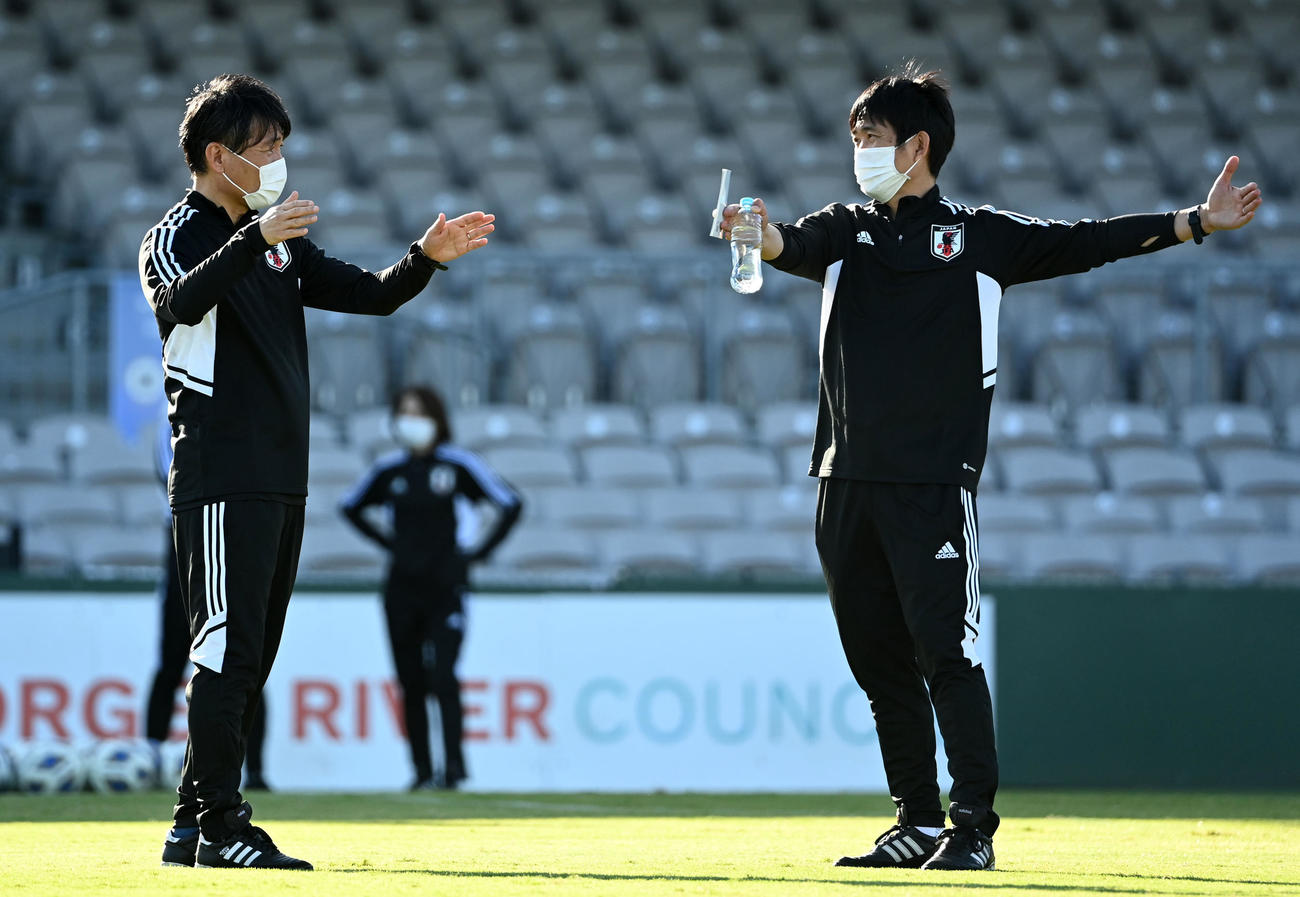 言葉を交わす森保監督（右）と横内コーチ（撮影・横山健太）