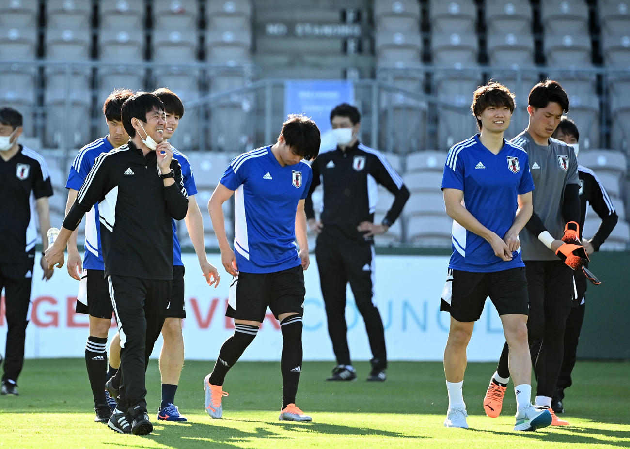 選手たちと談笑する森保監督（左）（撮影・横山健太）
