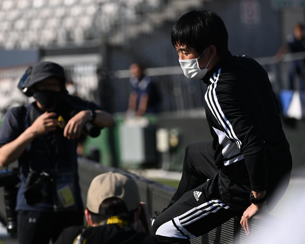 電光掲示板を乗り越えてピッチへ戻る森保監督（撮影・横山健太）