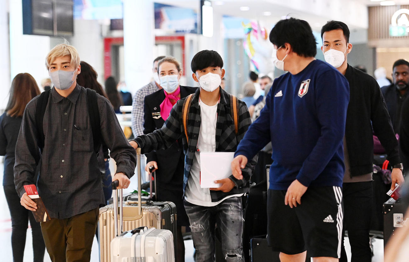 シドニー空港に到着した、左から伊東、久保、1人おいて吉田（撮影・横山健太）