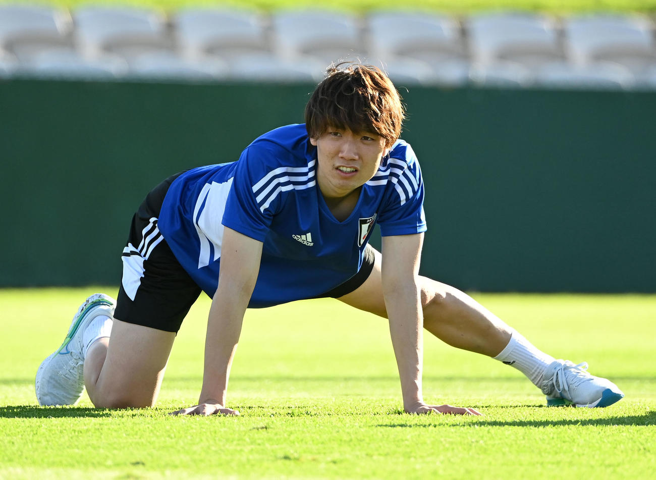 21日、ストレッチをする板倉（撮影・横山健太）