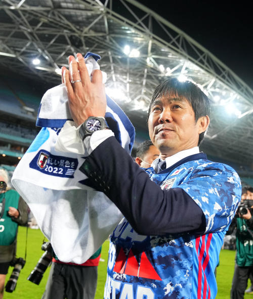 日本対オーストラリア　W杯出場を決めサポーターの声援に応える森保監督（撮影・横山健太）