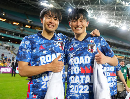 日本対オーストラリア　W杯出場を決め笑顔を見せる三笘（左）と上田（撮影・横山健太）
