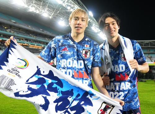 日本対オーストラリア　W杯出場を決め笑顔を見せる伊東（左）と南野（撮影・横山健太）