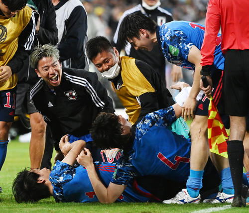 日本対オーストラリア　後半、三笘（左）がゴールを決め歓喜する日本代表イレブン（撮影・横山健太）