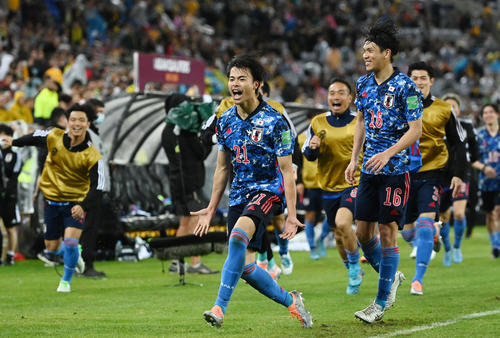 日本対オーストラリア　後半、2点目のゴールを決め歓喜する三笘（中央）。右は山根（撮影・横山健太）