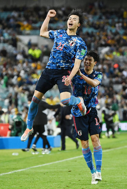 日本対オーストラリア　後半、2点目のゴールを決め歓喜する三笘。右は山根（撮影・横山健太）