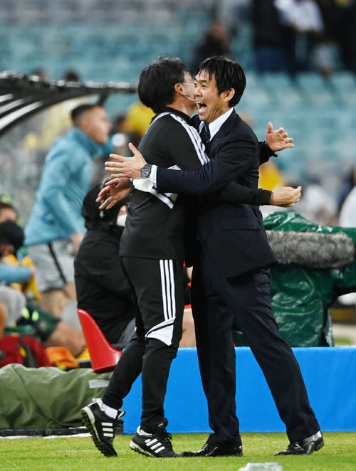 オーストラリアに勝利し横内コーチ（左）と抱き合う森保監督（撮影・横山健太）