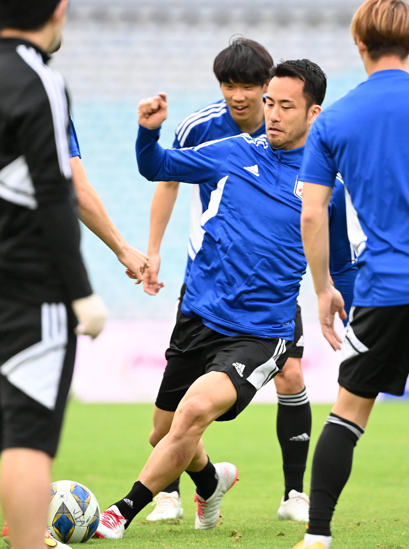ボール回しで軽快な動きを見せる吉田（撮影・横山健太）