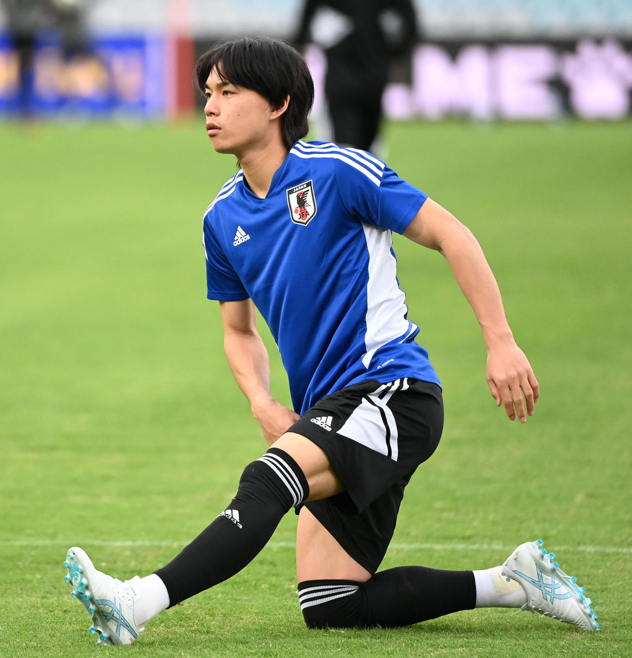 ストレッチをする林（撮影・横山健太）