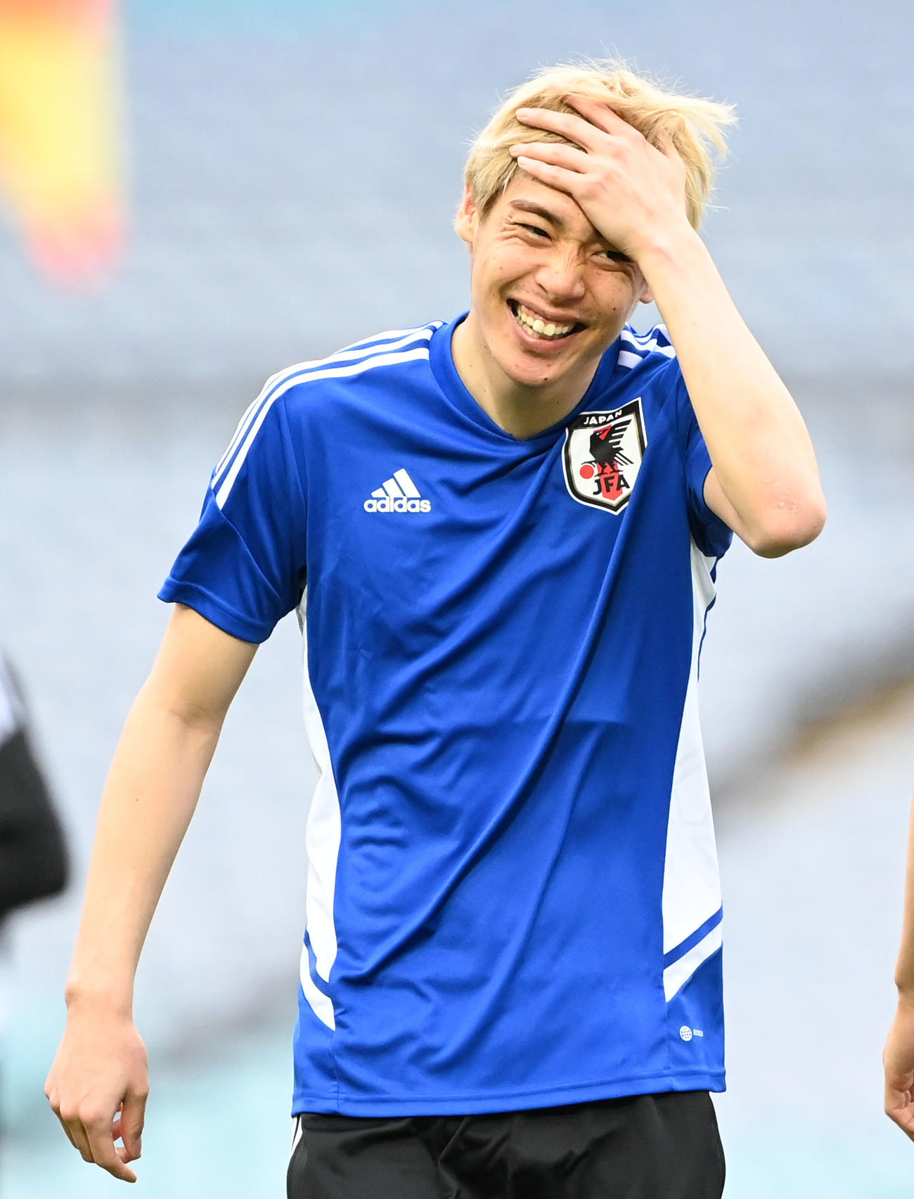 ボール回しで笑顔を見せる伊東（撮影・横山健太）