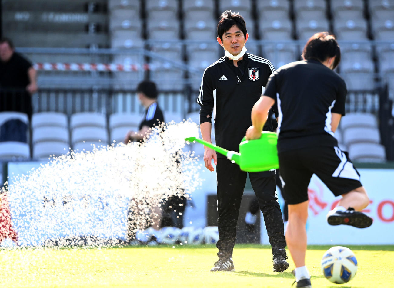 水まきを終えボールを転がしピッチの状態を確認する森保監督（2022年3月22日撮影）