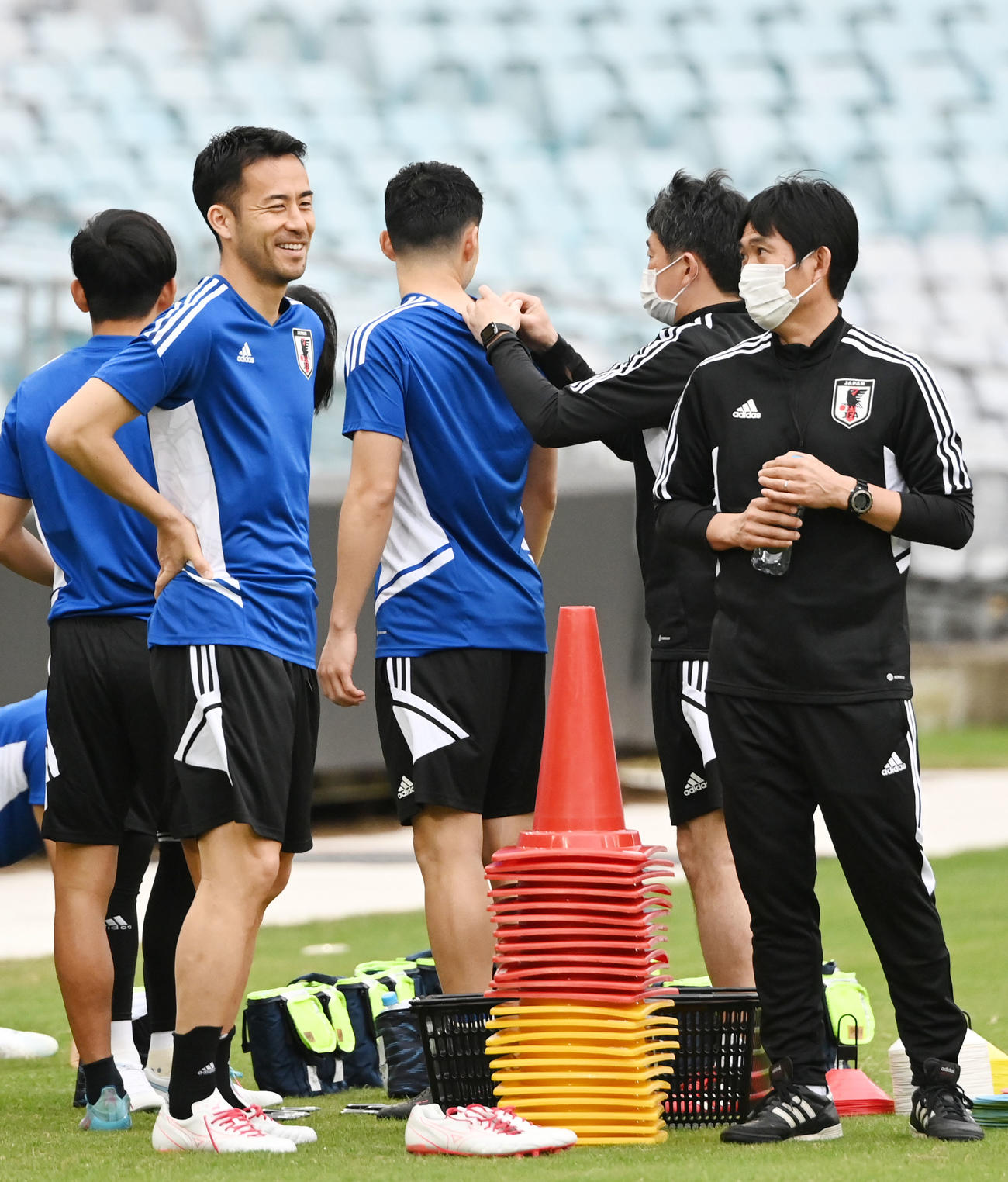 言葉を交わす吉田（左）と森保監督（2022年3月23日撮影）