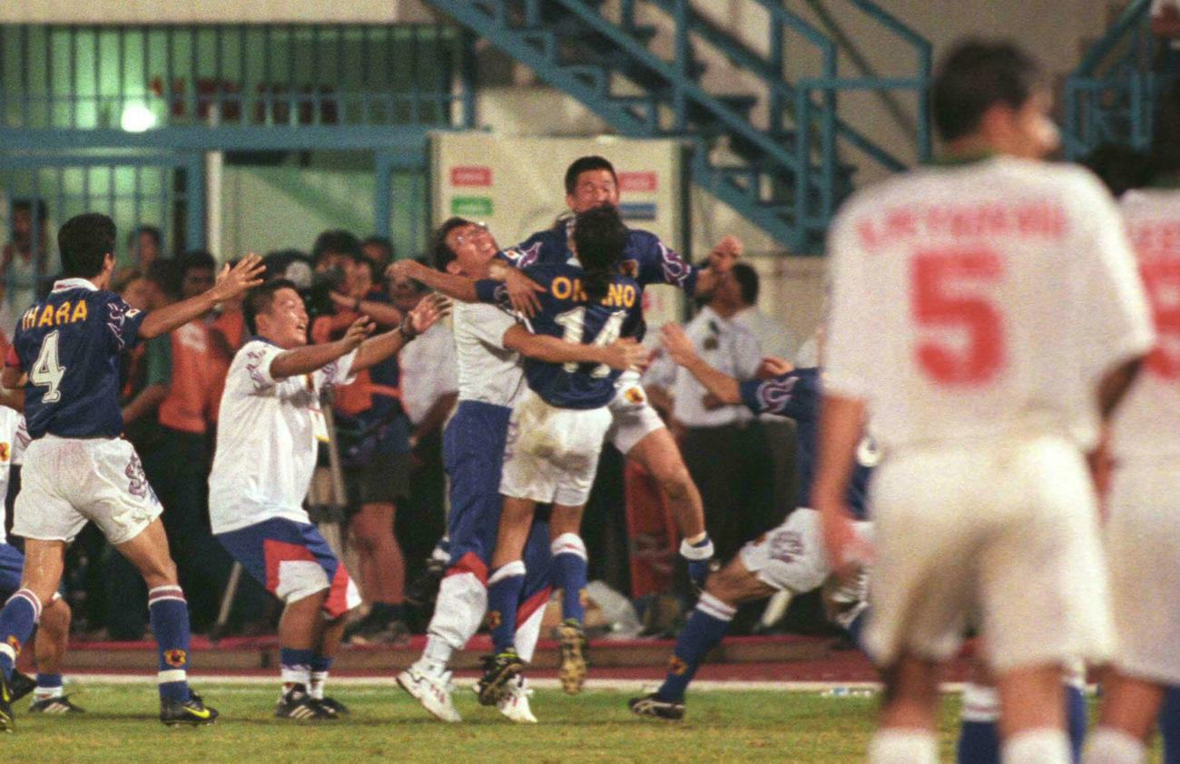 W杯アジア最終予選・アジア第3代表決定戦　日本対イラン　延長後半14分、決勝ゴールを決めた岡野雅行はカズ、岡田武史監督らと抱き合い喜ぶ（1997年11月撮影）