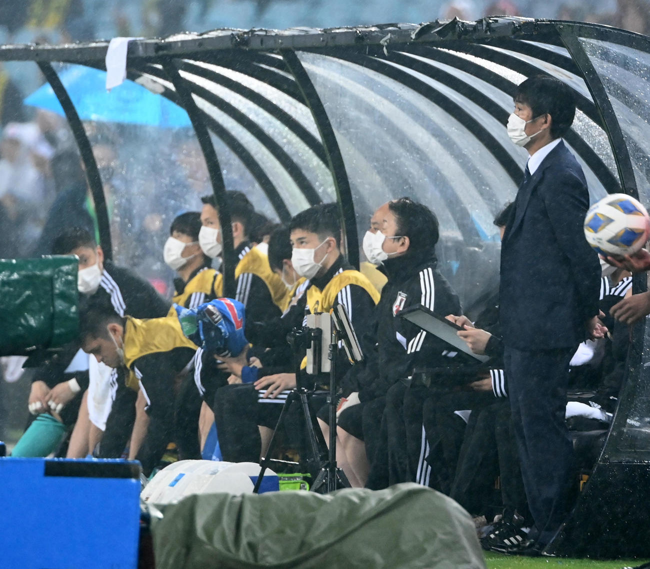 日本対オーストラリア　試合前、選手たちを見つめる森保監督（右）（撮影・横山健太）
