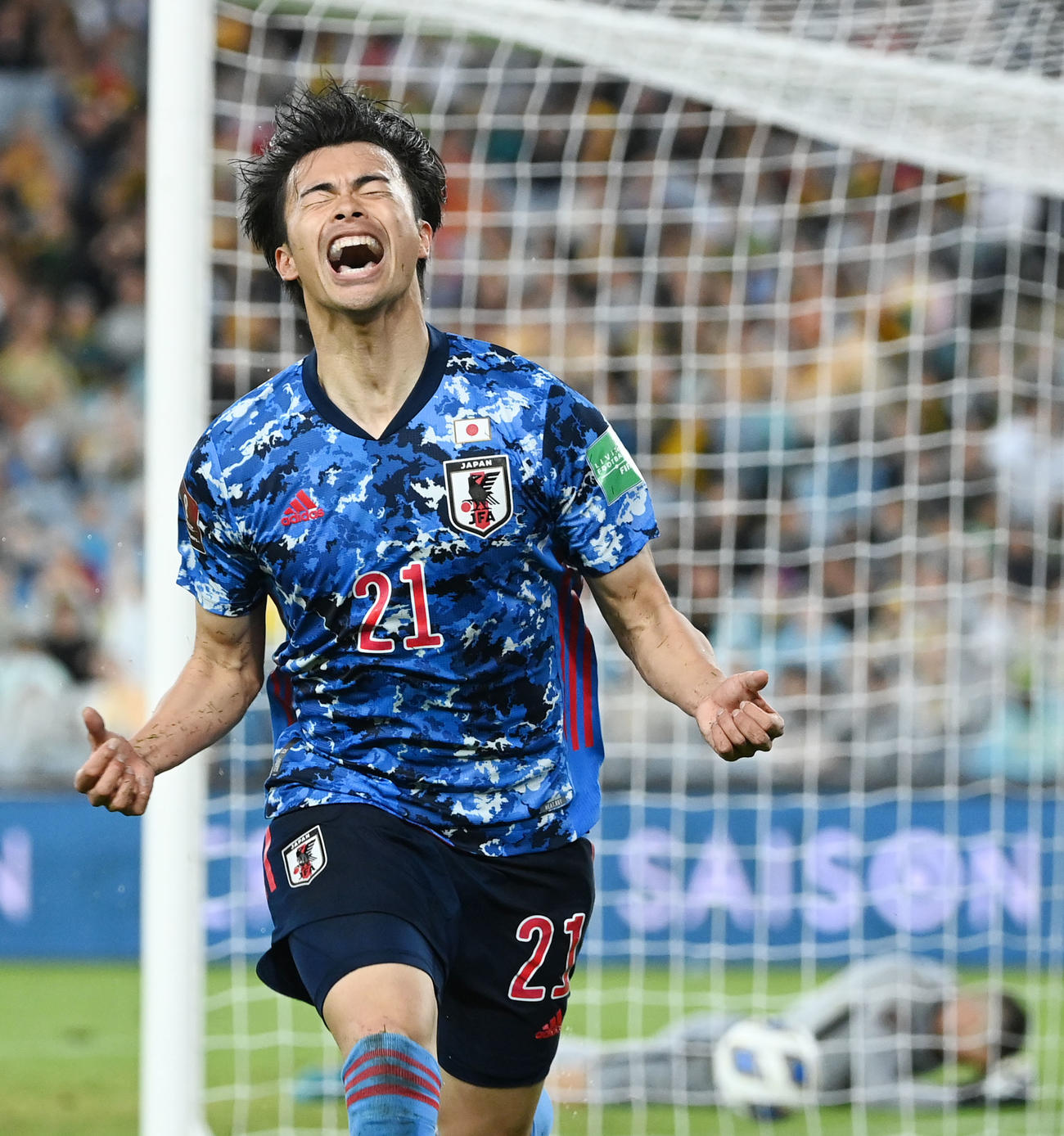 日本対オーストラリア　後半、先制点を決め雄たけびを上げる三笘（撮影・横山健太）