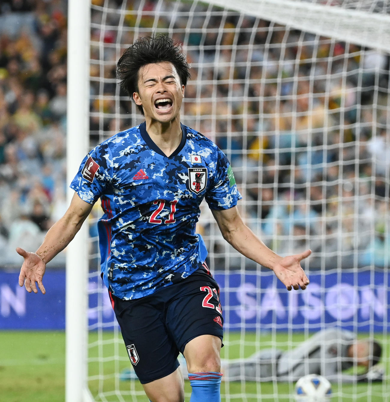 日本対オーストラリア　後半、ゴールを決め雄たけびを上げる三笘（撮影・横山健太）