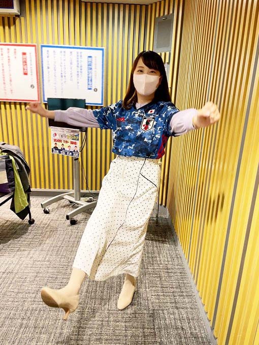 サムライブルーのユニホームでサッカー日本代表を応援するニッポン放送熊谷実帆アナウンサー。シュートのポーズで勝利を祈願（「垣花正あなたとハッピー！」ツイッターより）