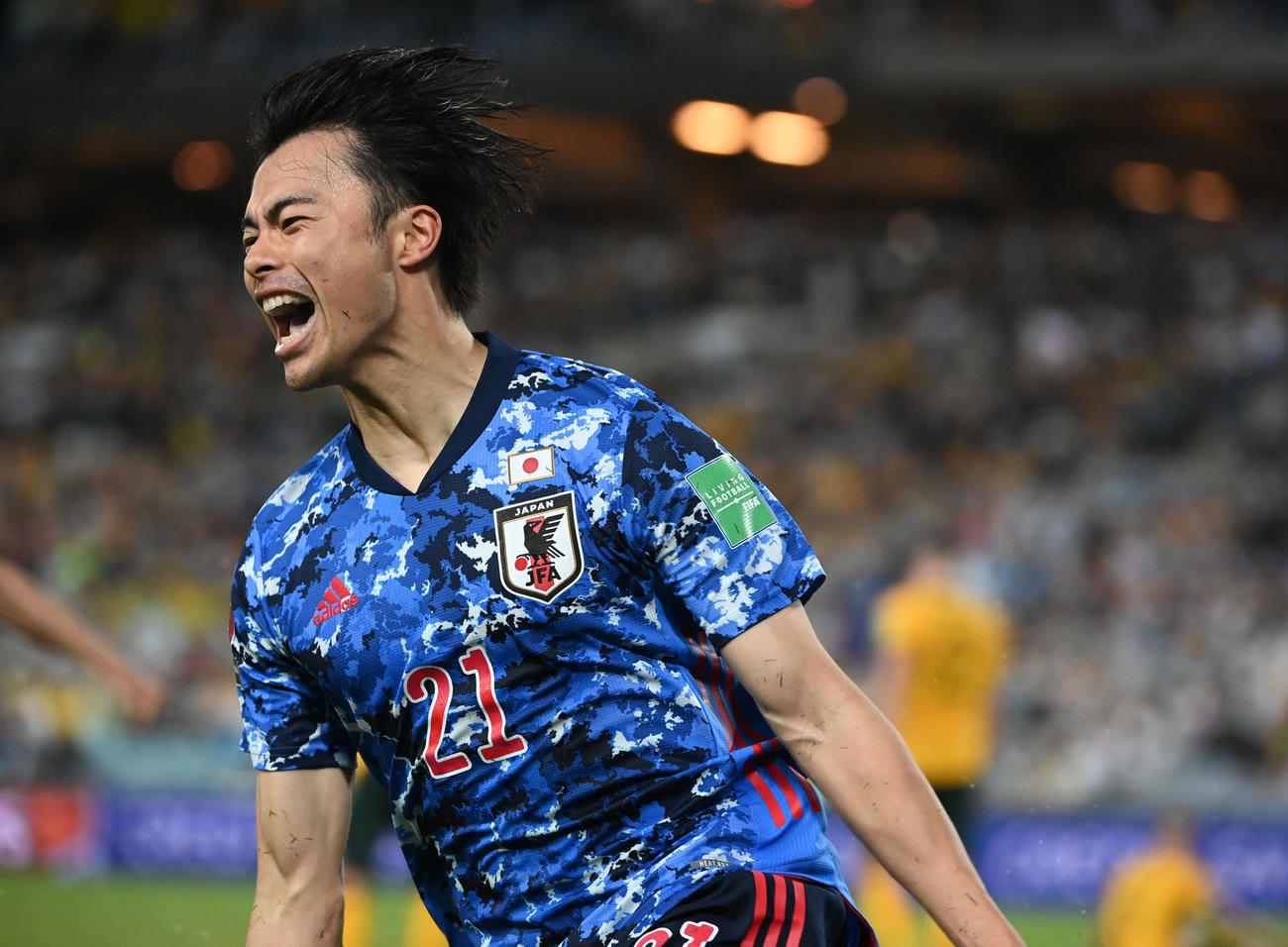 日本対オーストラリア　後半、ゴールを決め雄たけびを上げる三笘（撮影・横山健太）