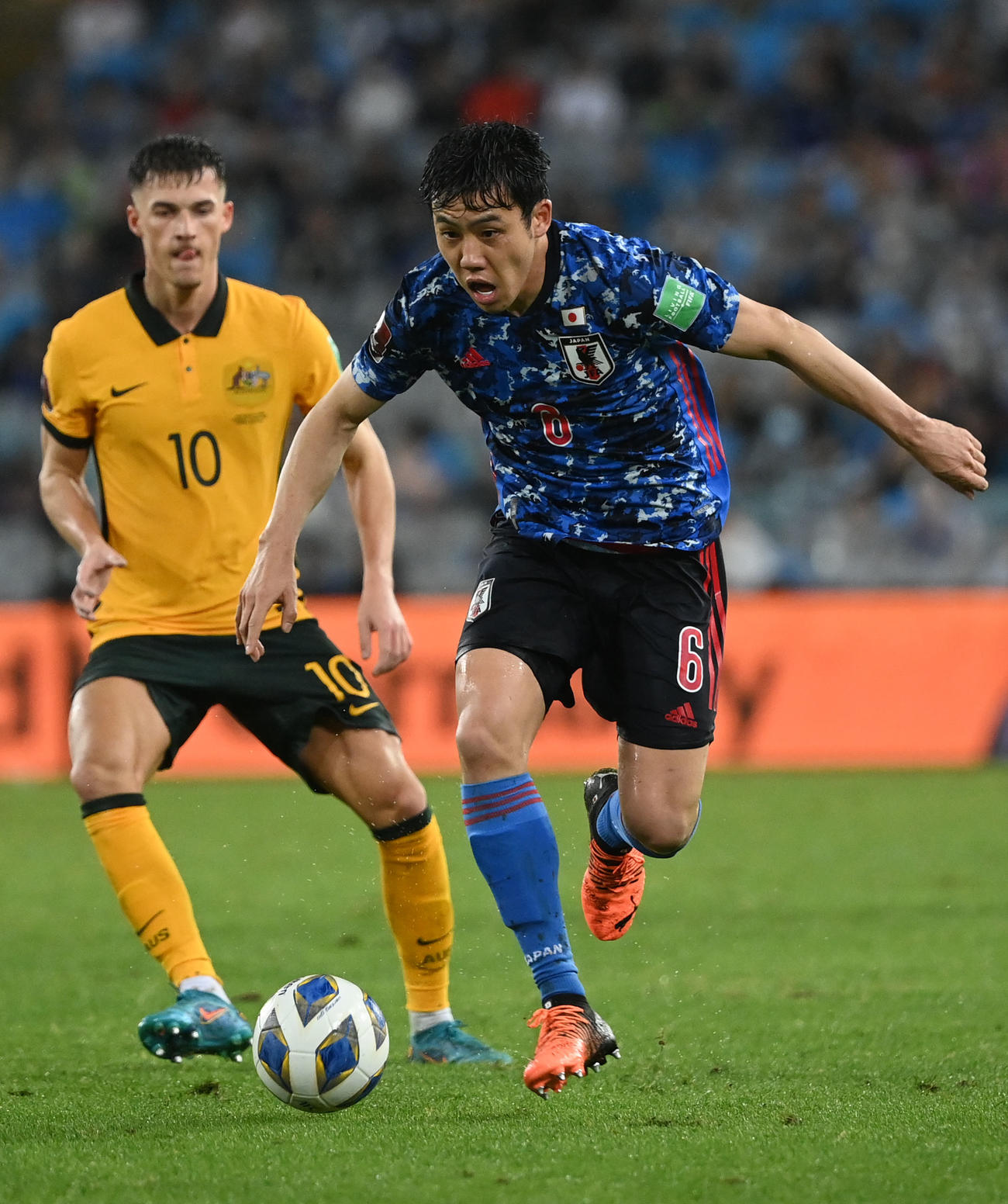日本対オーストラリア　前半、ボールをキープする遠藤（撮影・横山健太）