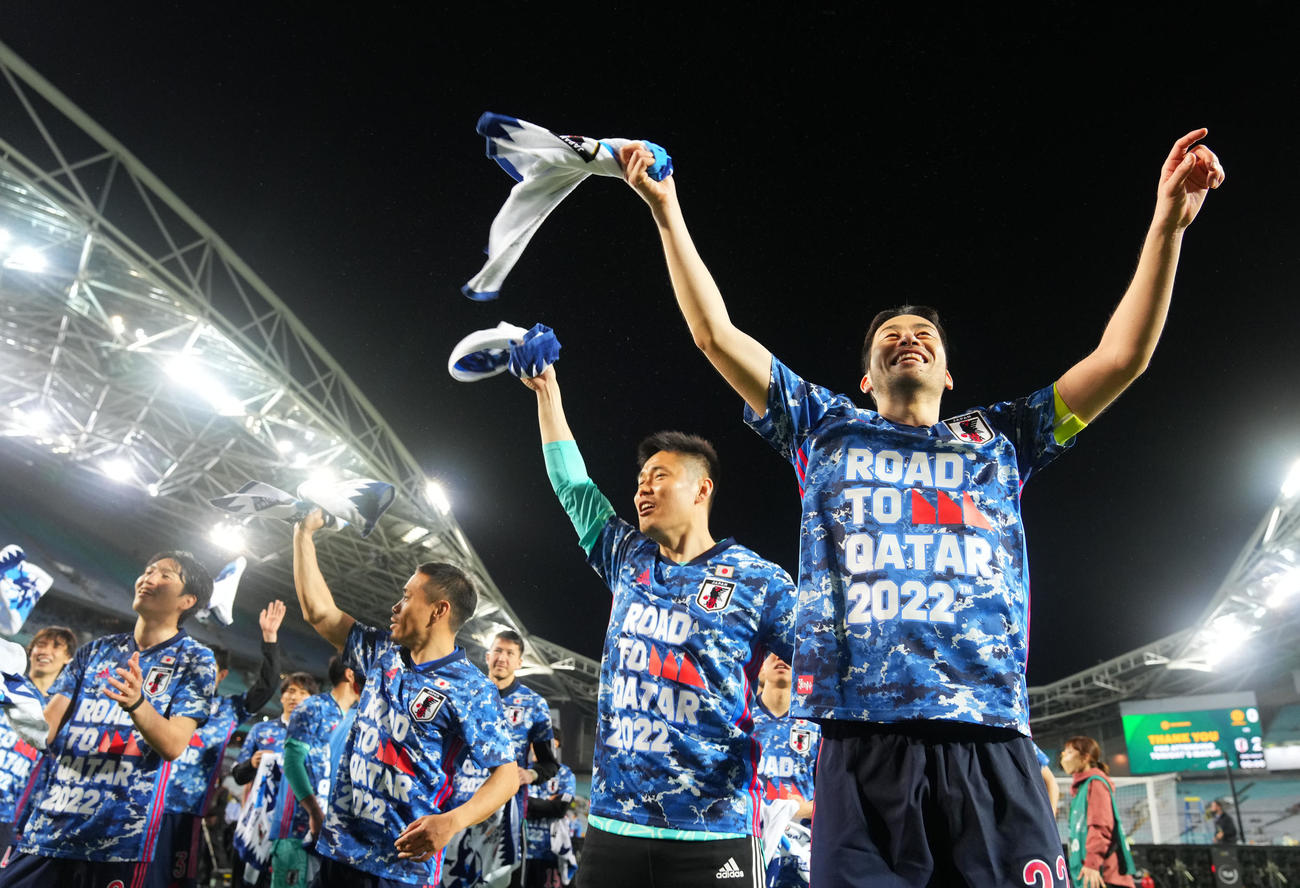 日本対オーストラリア　W杯出場を決めサポーターと盛り上がる吉田（右）ら日本代表イレブ（撮影・横山健太）