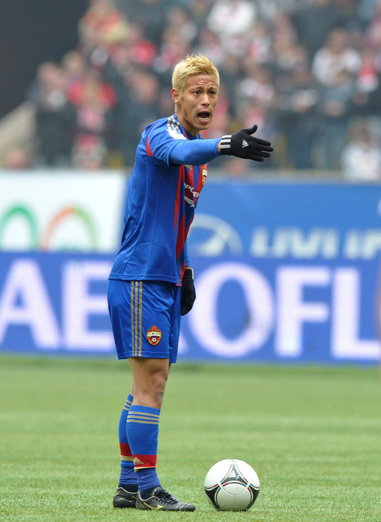 CSKAモスクワ対スパルタク・モスクワ　FKを任された本田は、ゴール前の壁の位置を指示した（撮影・PIKO）