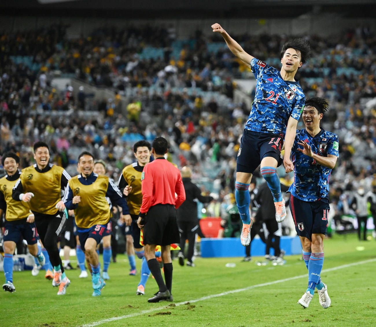 日本対オーストラリア　後半、2点目のゴールを決め歓喜する三笘（右から2人目）。右は山根（撮影・横山健太）