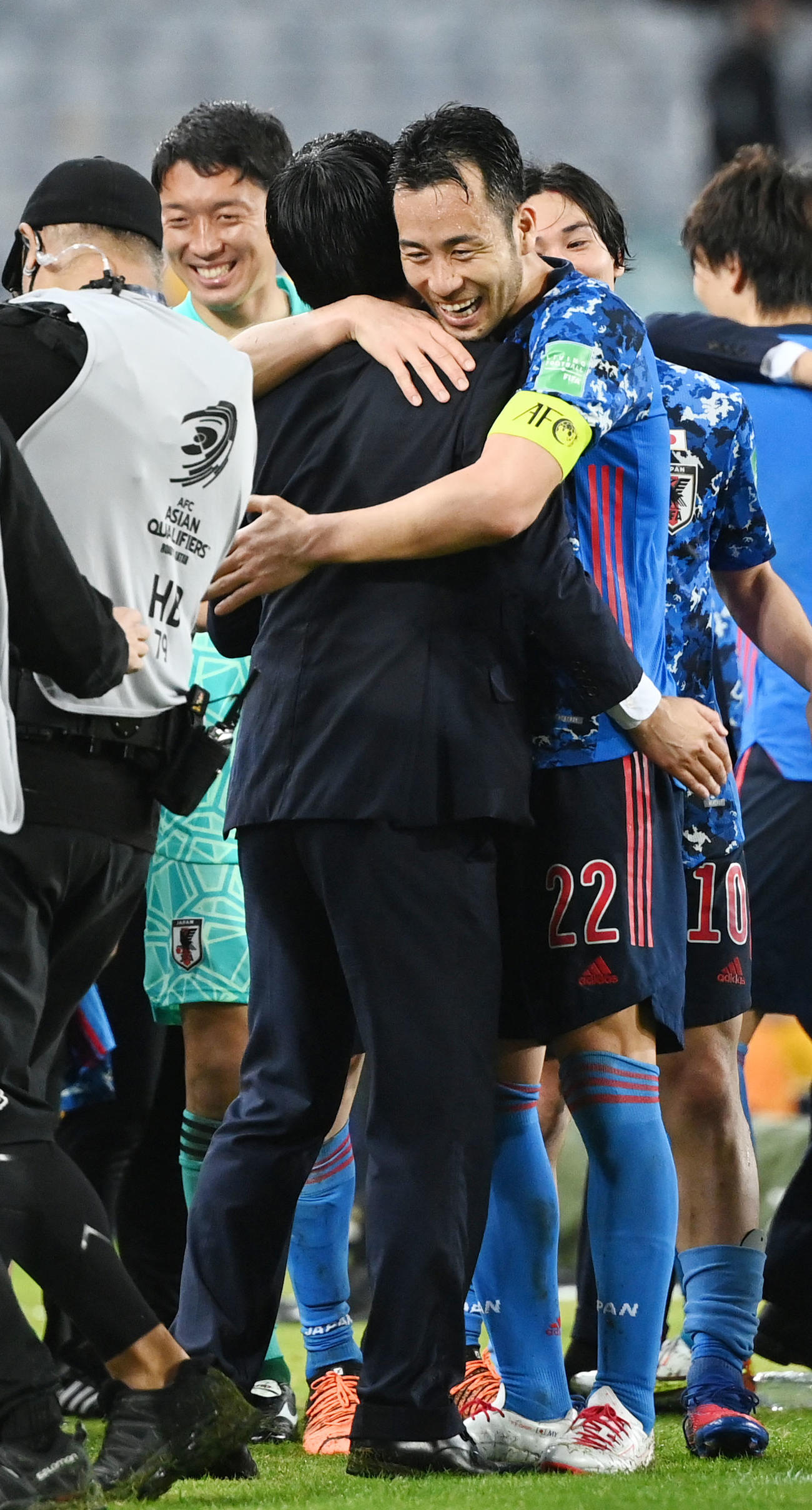 日本対オーストラリア　W杯出場を決め抱き合う吉田（右）と森保監督（撮影・横山健太）