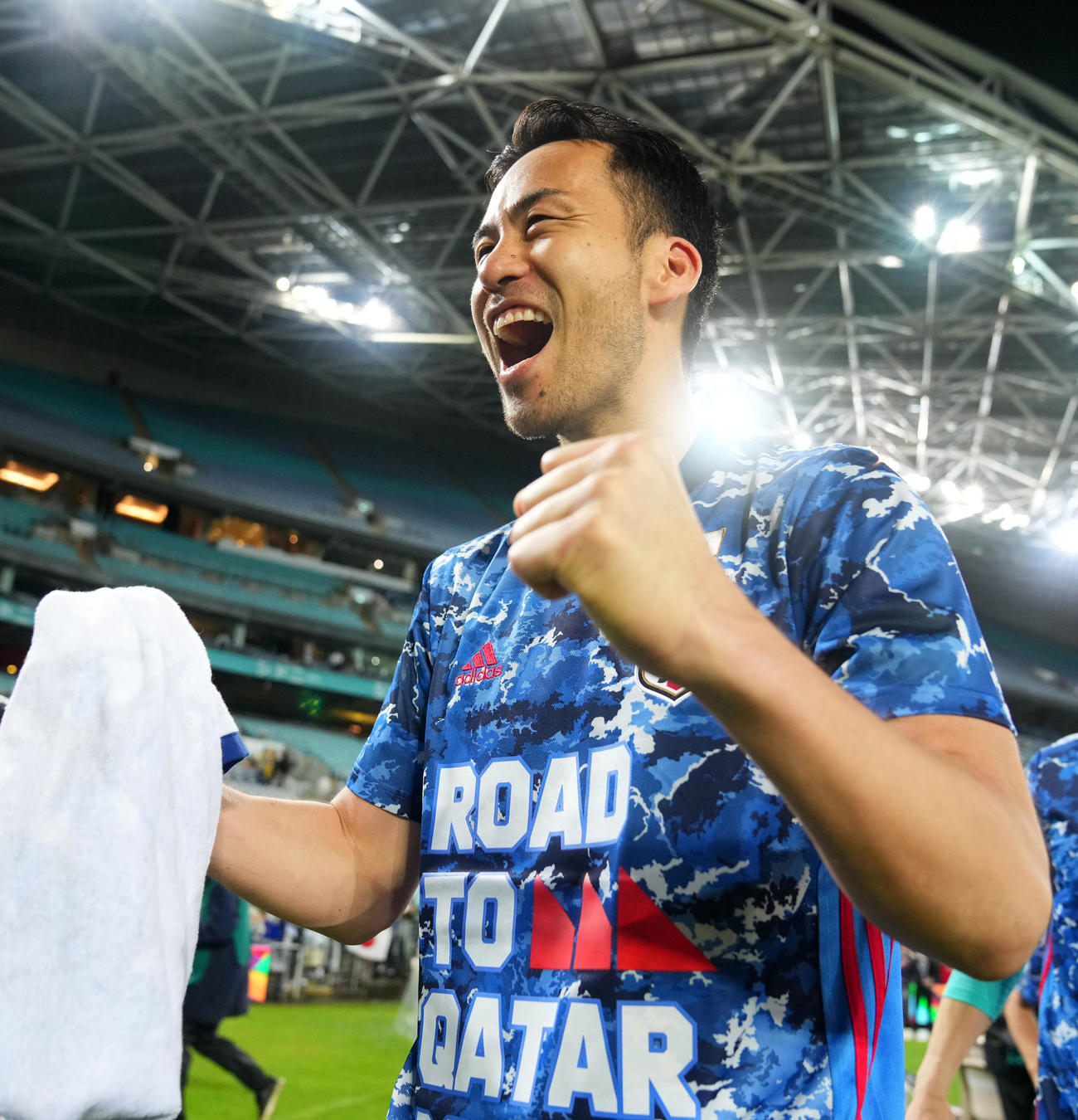 日本対オーストラリア　W杯出場を決めガッツポーズする吉田（撮影・横山健太）