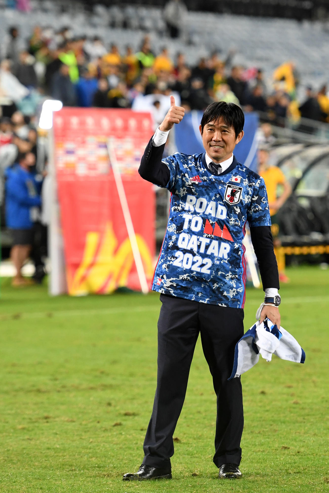 日本対オーストラリア　サポーターの声援に応える森保監督（撮影・横山健太）
