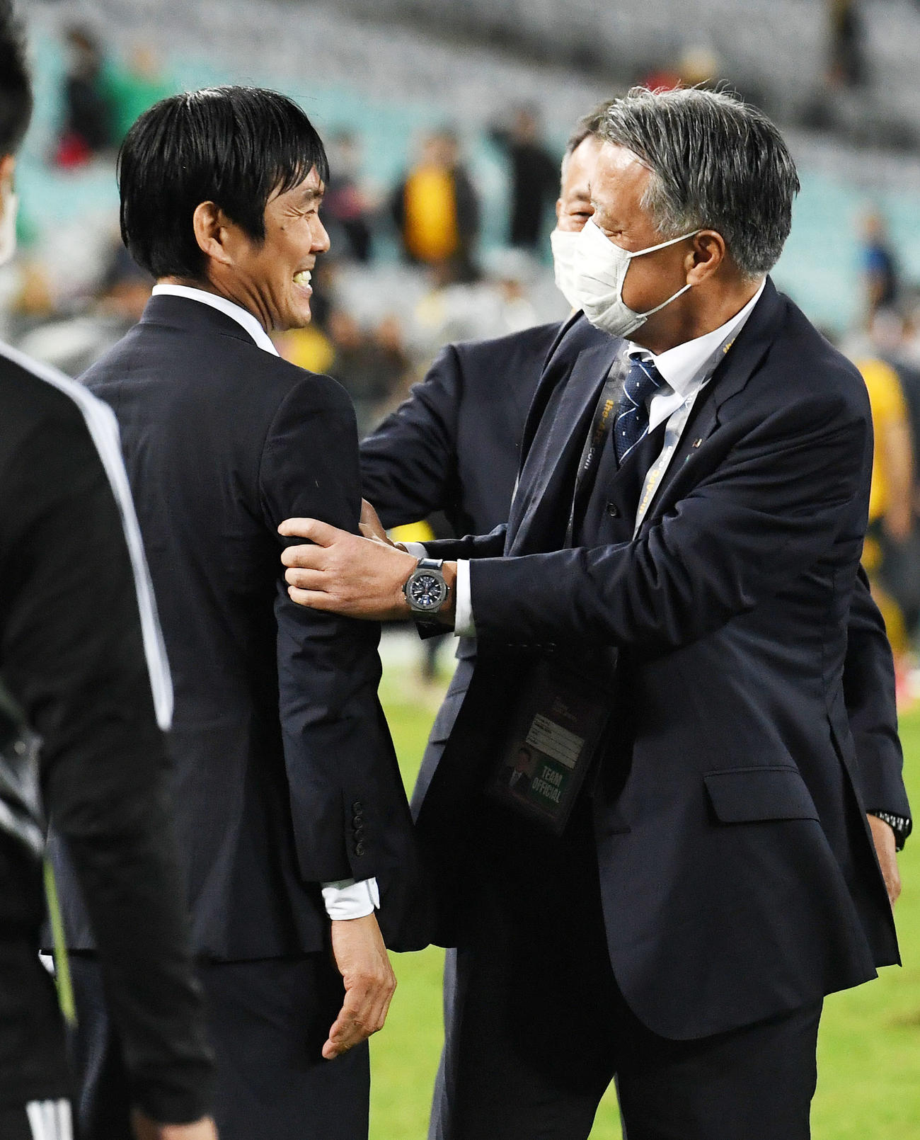 日本対オーストラリア　W杯出場が決まり森保監督（左）と抱き合う田嶋会長（撮影・横山健太）