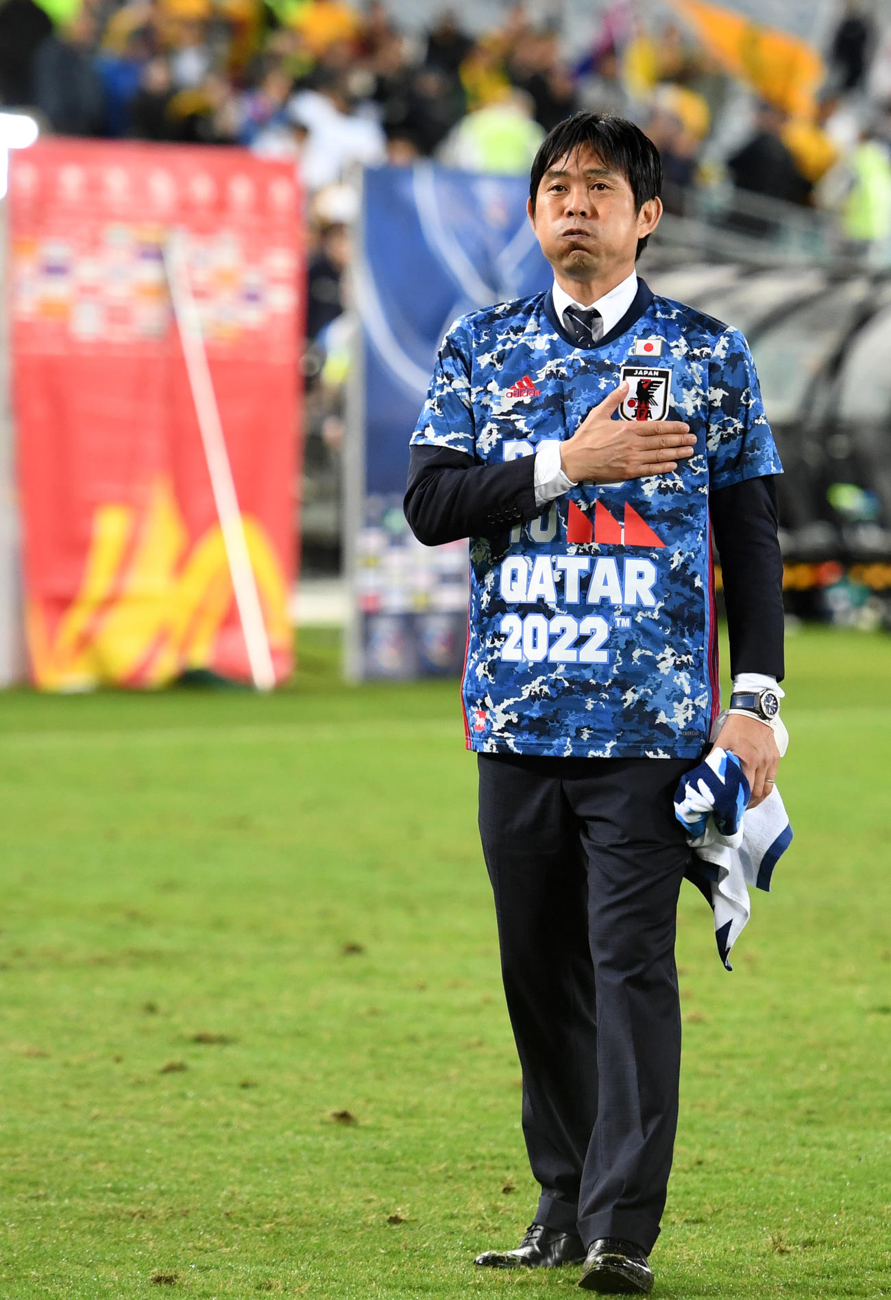 日本対オーストラリア　サポーターの声援を受けて涙をこらえる森保監督（撮影・横山健太）