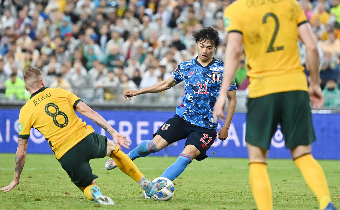 日本対オーストラリア　後半、ゴールを決める三笘（撮影・横山健太）