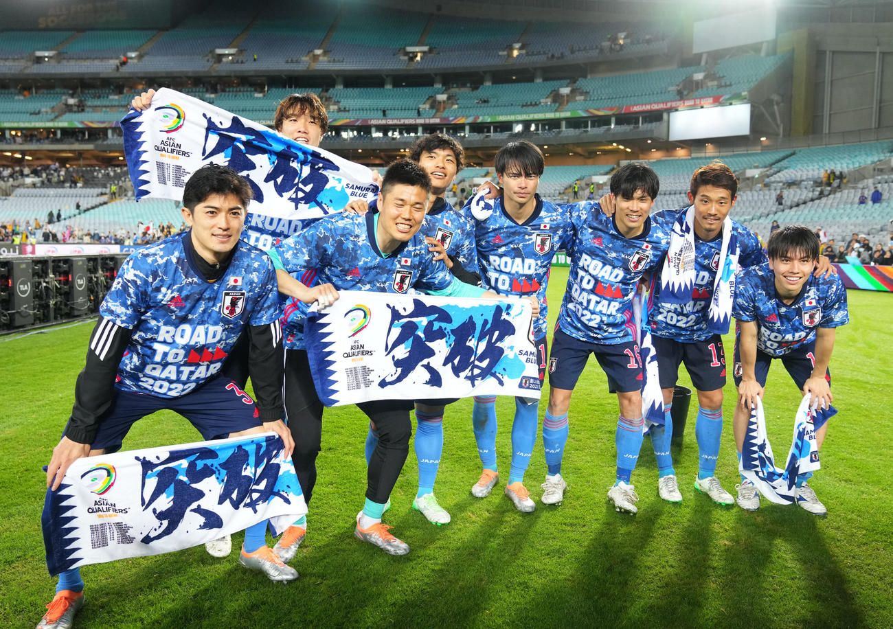 日本対オーストラリア　W杯出場を果たし笑顔を見せる、左から谷口、板倉、川島、旗手、三笘、山根、守田、田中（撮影・横山健太）