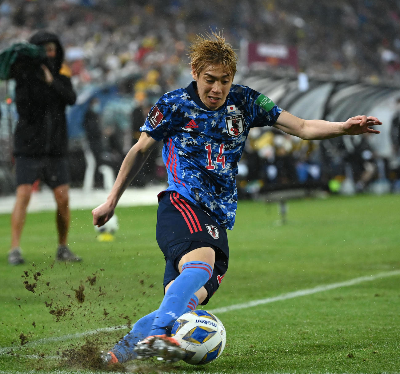 日本対オーストラリア　後半、クロスを上げる伊東（撮影・横山健太）