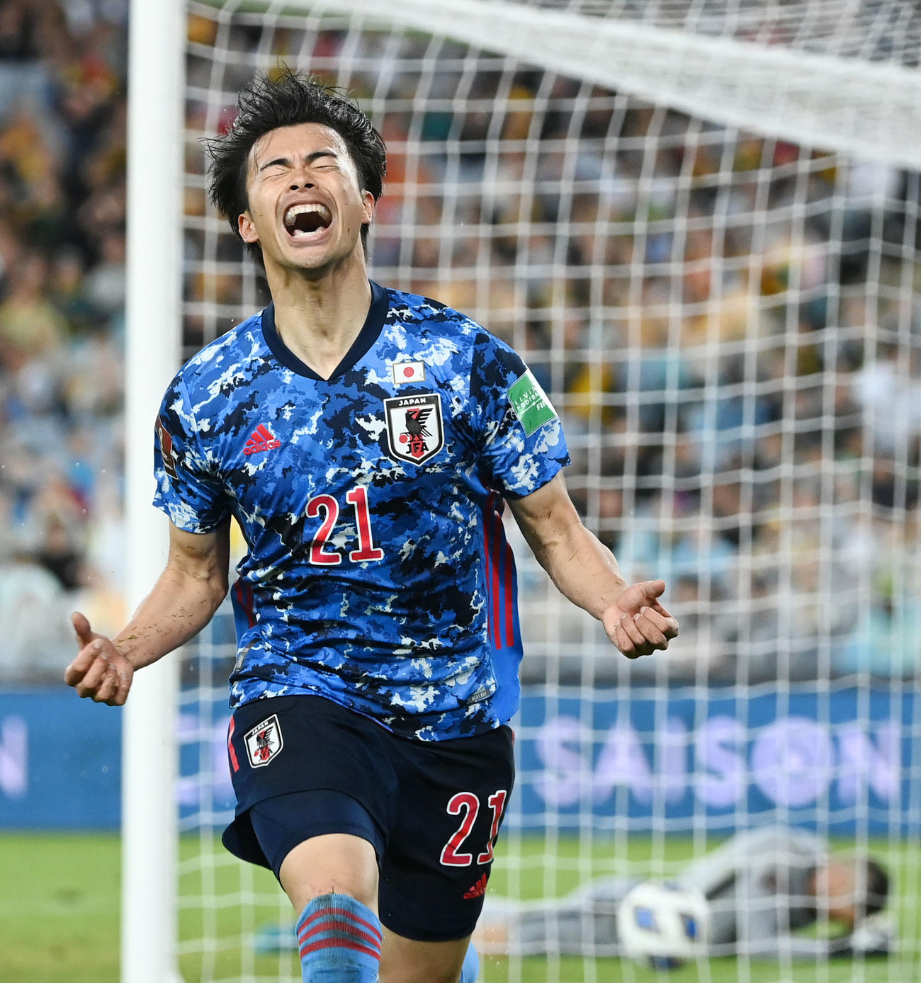 後半、先制点を決め雄たけびを上げる三笘（撮影・横山健太）