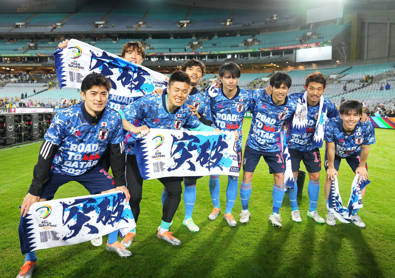 日本対オーストラリア　W杯出場を果たし笑顔を見せる、左から谷口、板倉、川島、旗手、三笘、山根、守田、田中（2022年3月24日撮影）