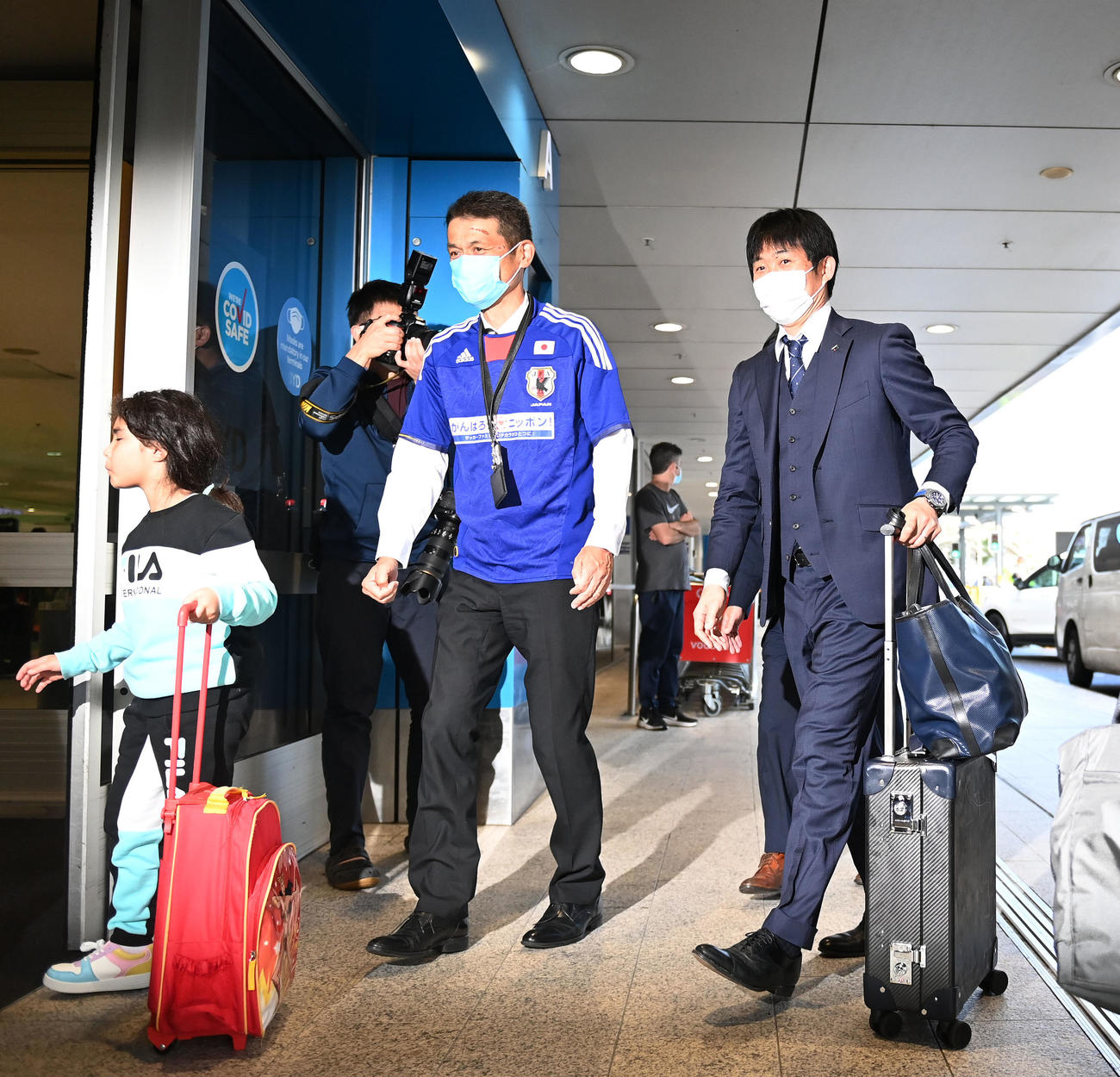 オーストラリアを出発する森保監督（右）（撮影・横山健太）