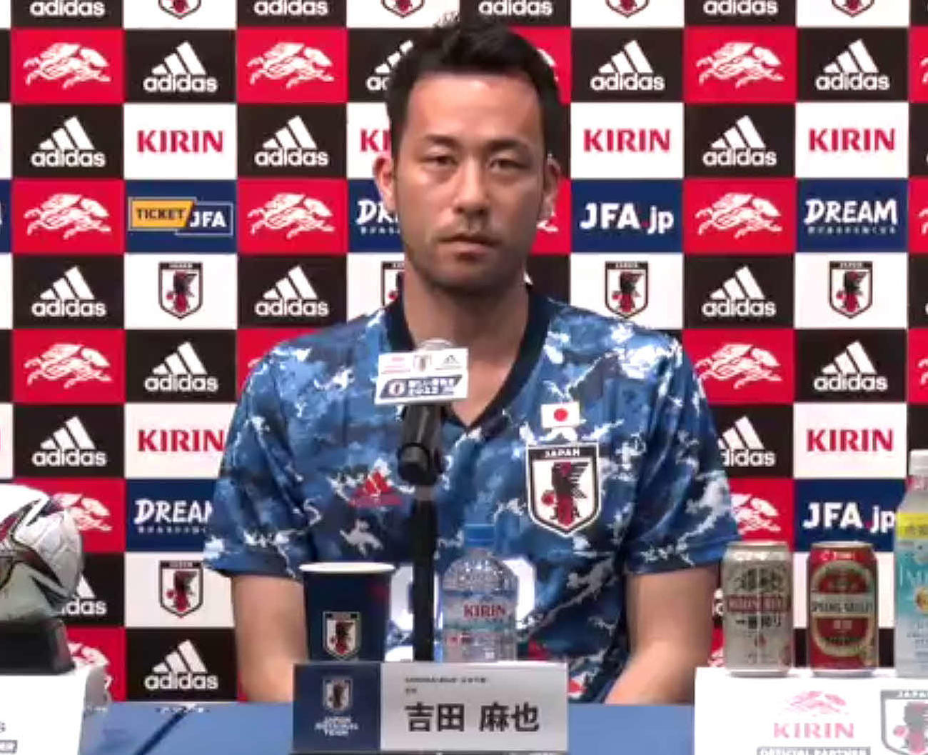 オンラインでのW杯出場権獲得会見に臨む吉田