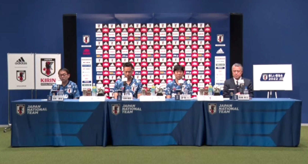 オンラインでのW杯出場権獲得会見に臨む森保監督（中央右）と吉田（同左）。右端は日本サッカー協会田嶋会長、左端は同反町技術委員長