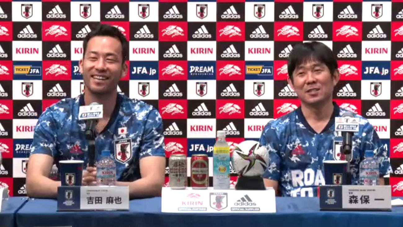 オンラインでのW杯出場権獲得会見に臨む森保監督（右）と吉田