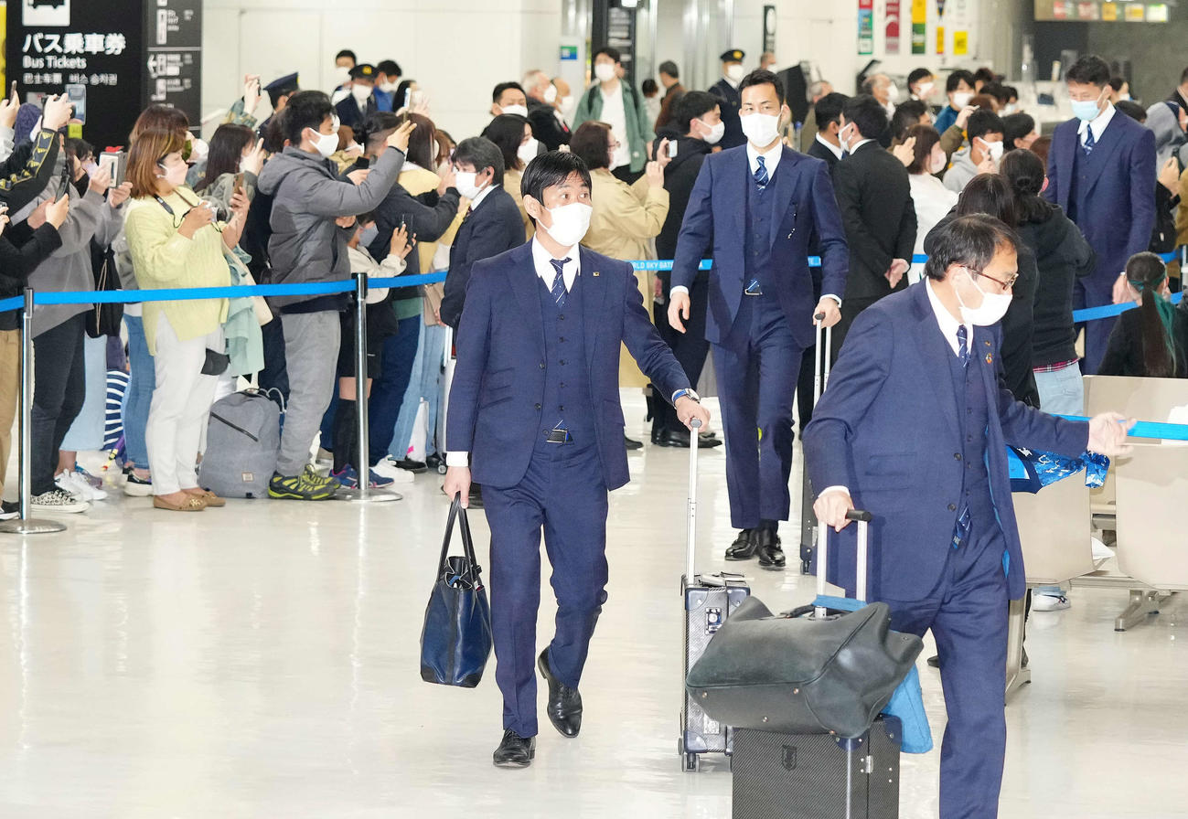 オーストラリア戦から一夜明け、帰国した森保監督（中央左）。同右は吉田（撮影・江口和貴）