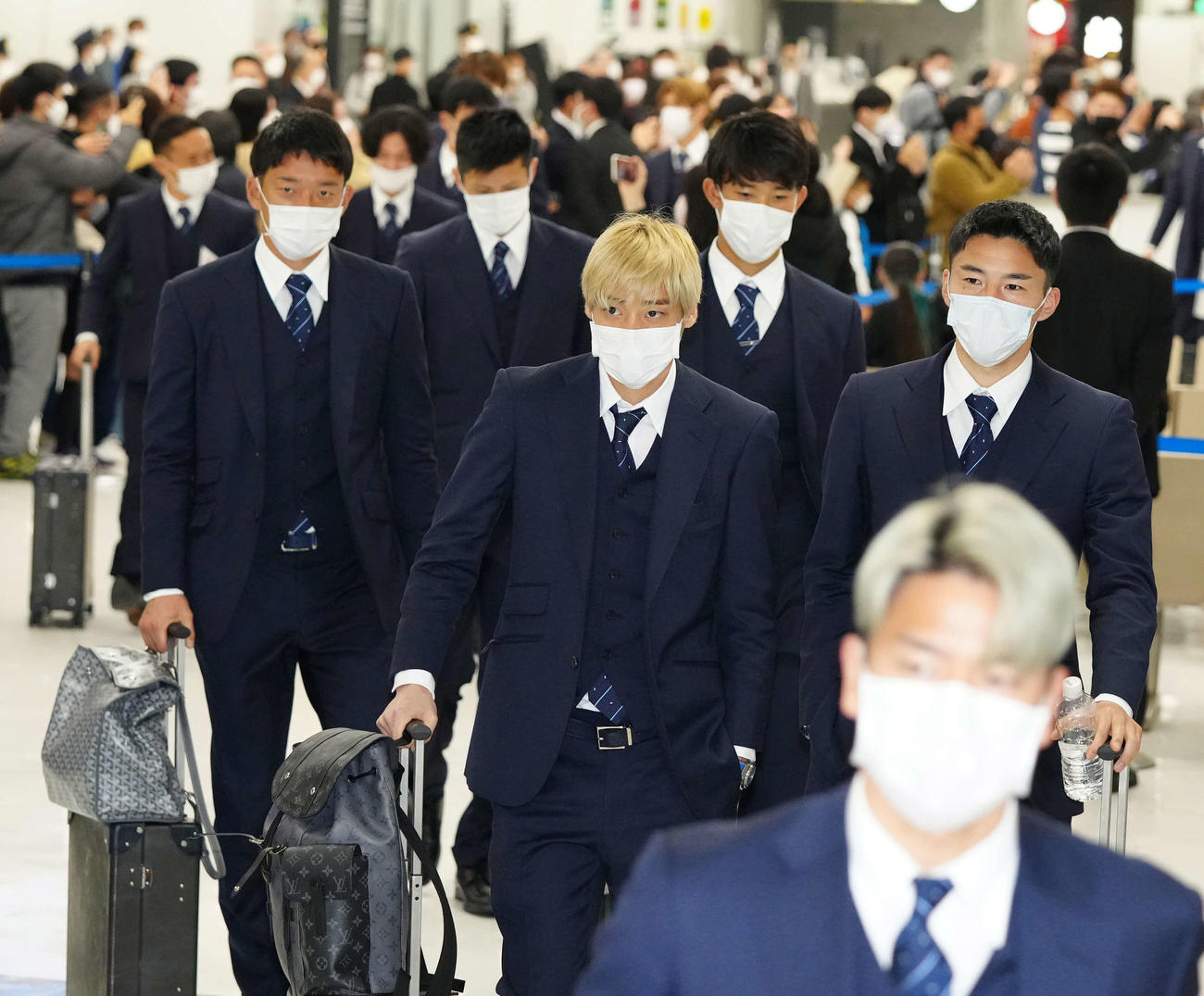 オーストラリア戦から一夜明け、帰国した伊東（中央）らサッカー日本代表の選手たち。右は中山、左はGK権田（撮影・江口和貴）