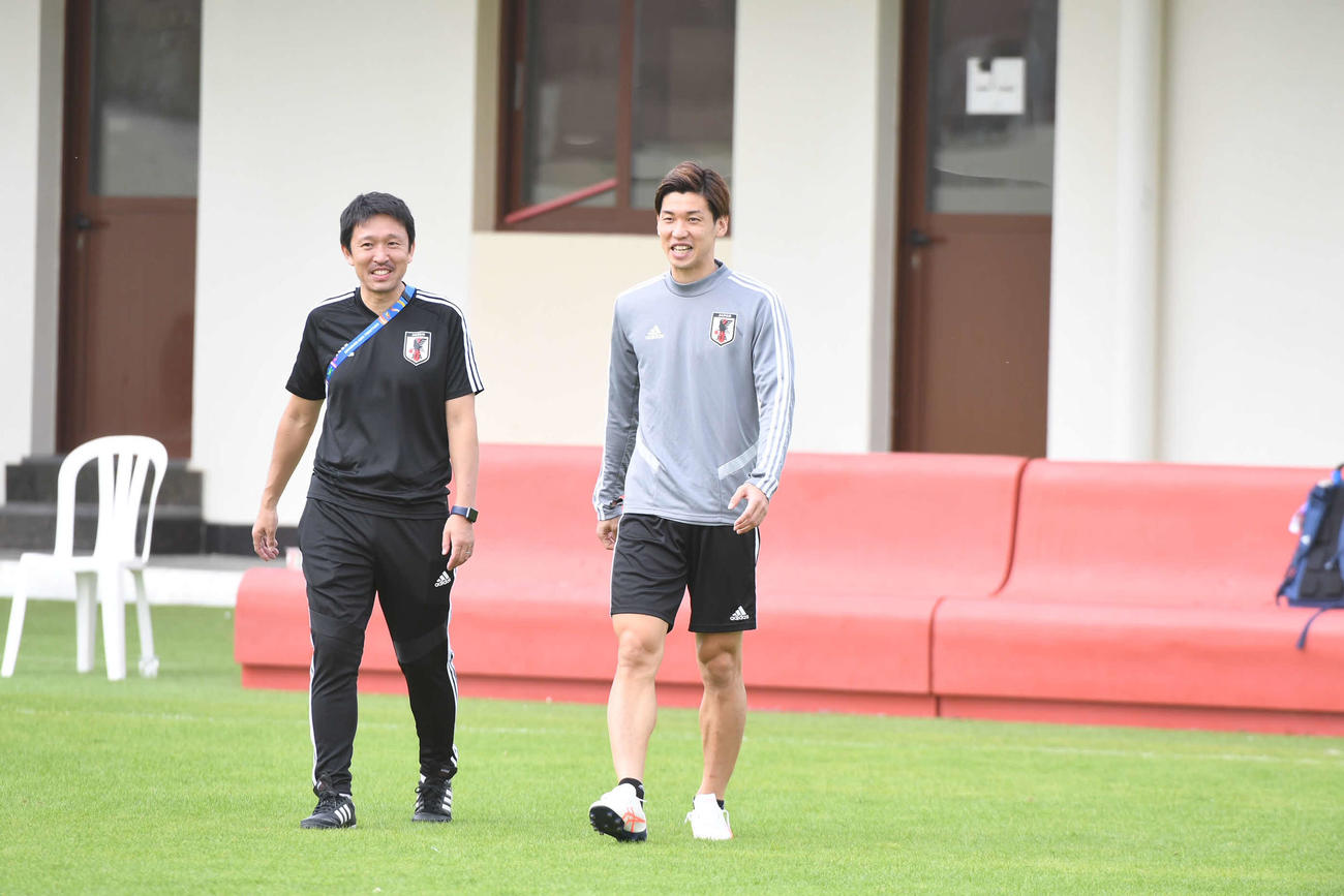 日本サッカー協会の津村氏（左）とFW大迫（JFA提供）