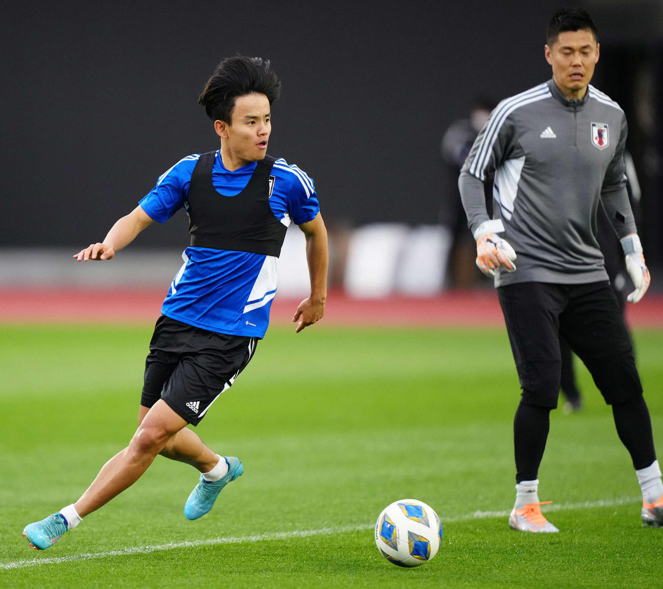 半袖の練習着でプレーする久保（左）。右はGK川島（撮影・江口和貴）
