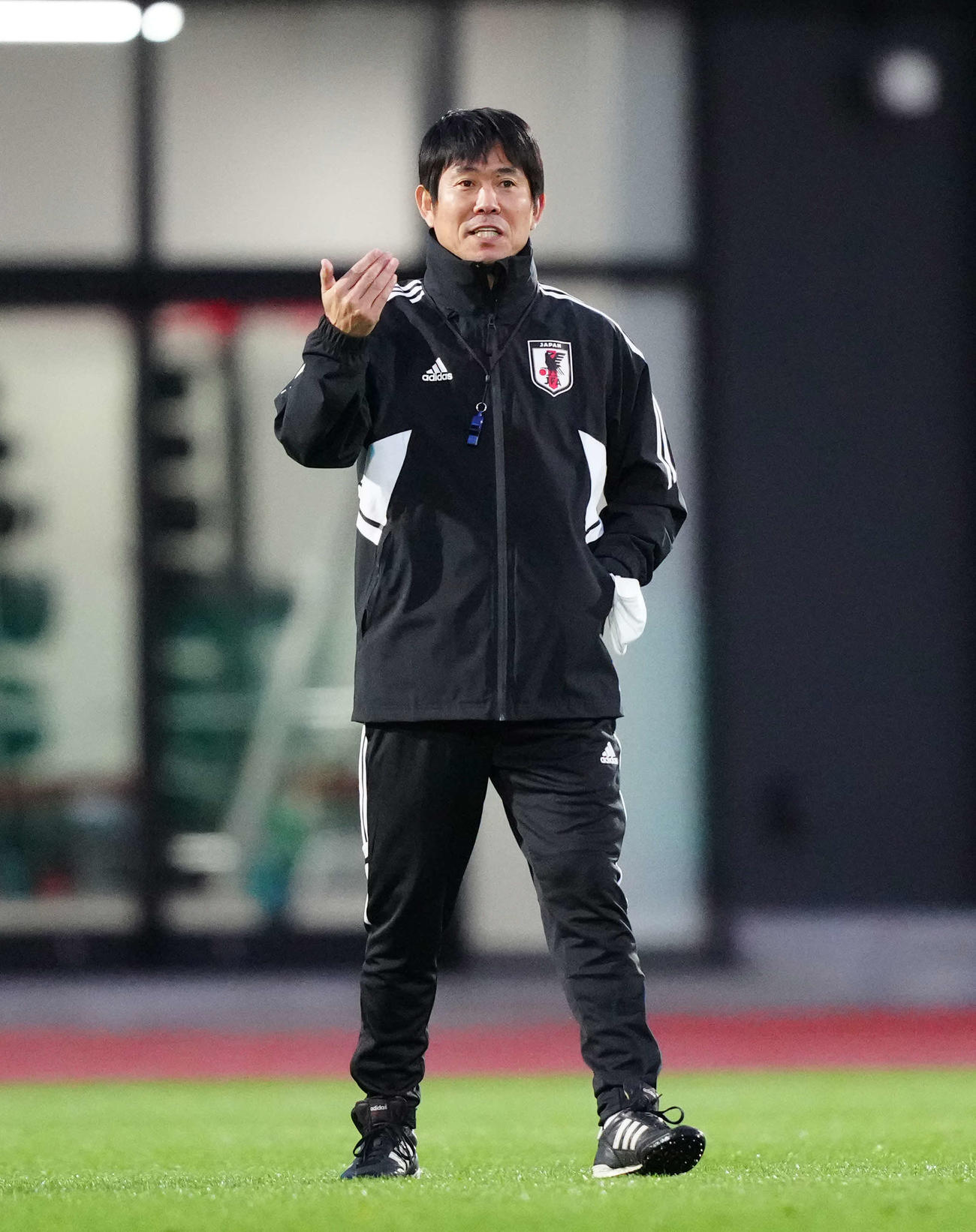 練習中、選手たちに指示を出す森保監督（撮影・江口和貴）