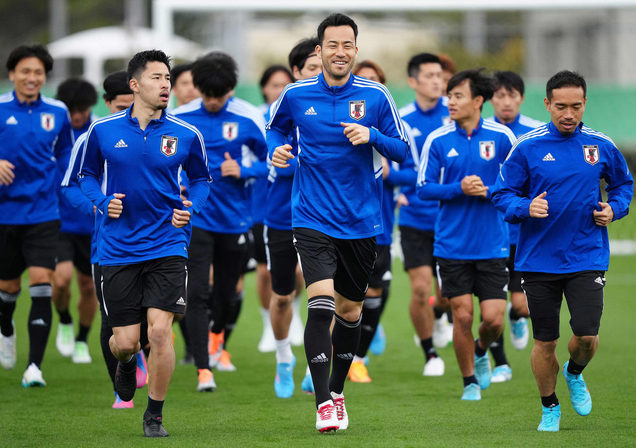 26日、先頭でランニングし笑顔を見せる吉田（中央）